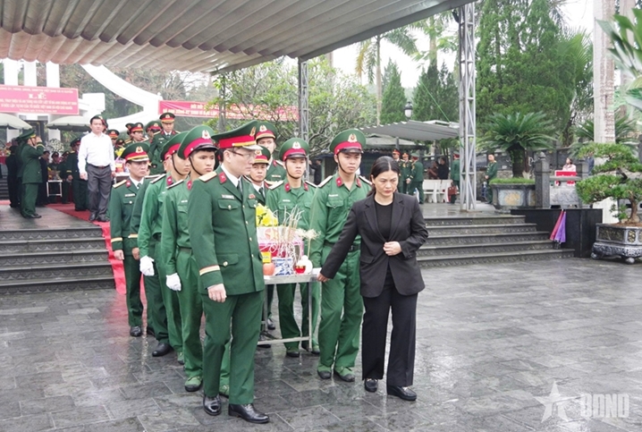 宣光省在渭川国家烈士陵园为6具烈士遗骸举行追悼会和安葬仪式